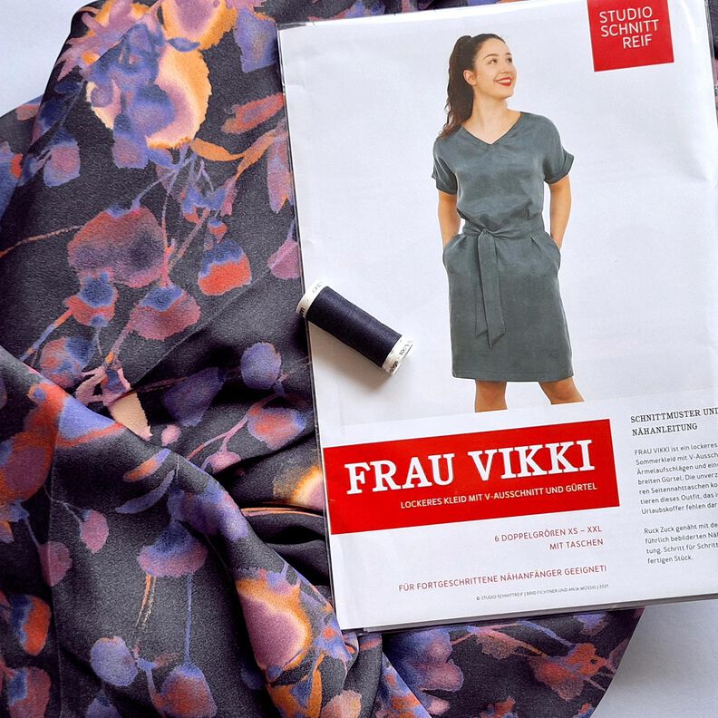 FRAU VIKKI – volné šaty s výstřihem do V a páskem, Studio Schnittreif  | XS -  XXL,  image number 8
