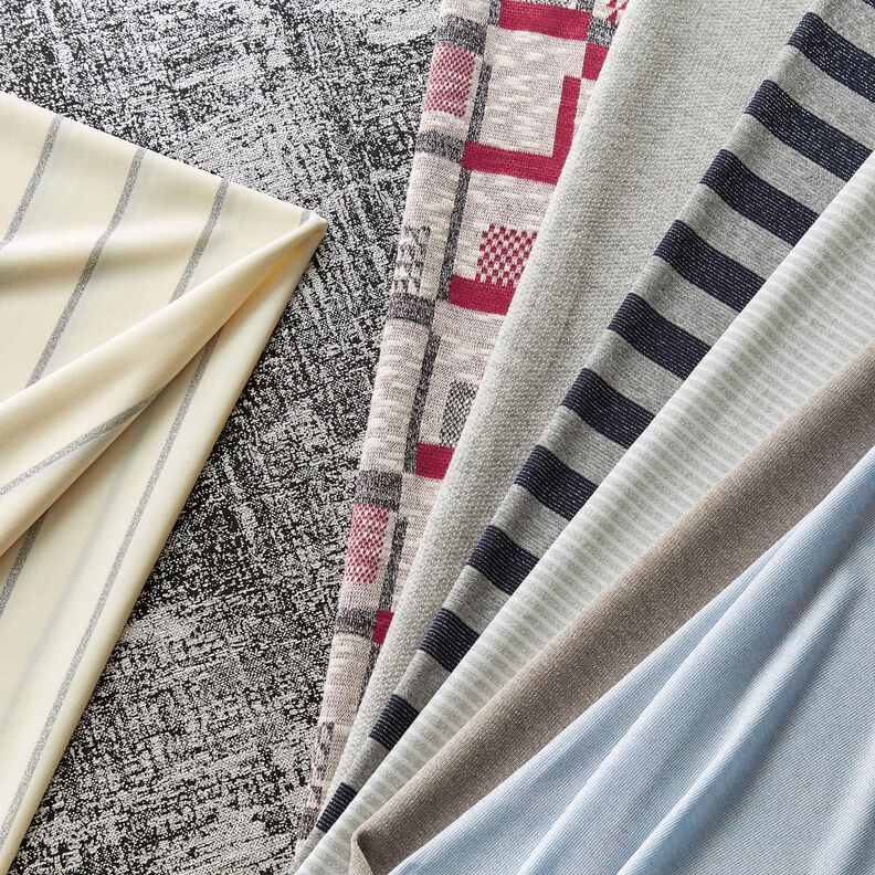 Úplet se třpytivým grafickým vzorem – lesní plody/bílá,  image number 6