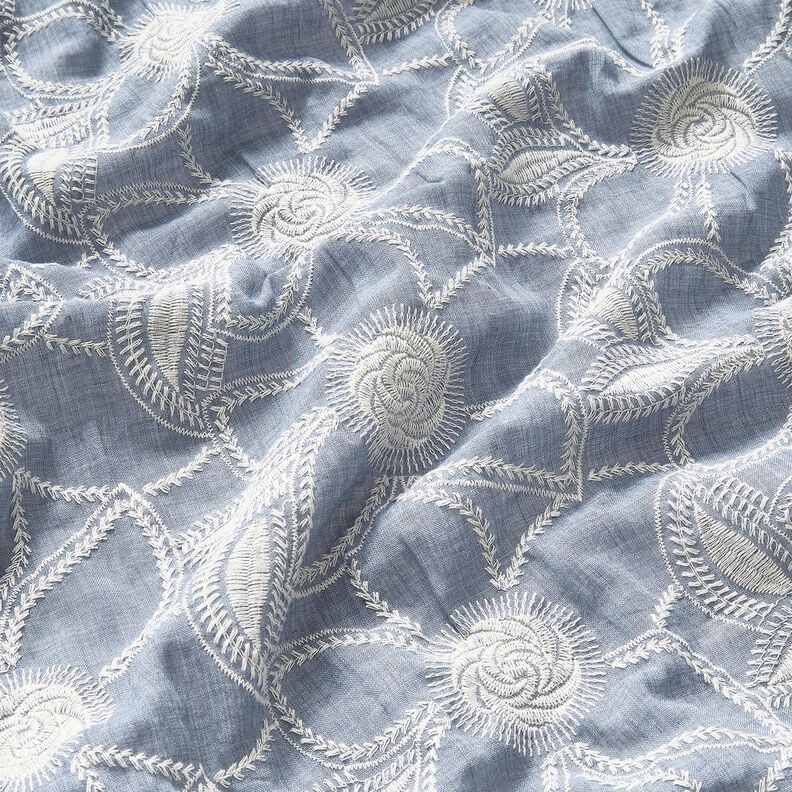 <h2>Bavlněn&yacute; batist s květinovou v&yacute;&scaron;ivkou &ndash; světle dž&iacute;nově modr&yacute;, vy&scaron;&iacute;van&yacute;</h2>,  image number 2